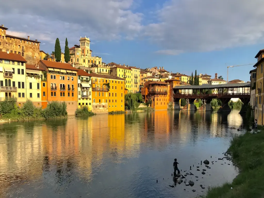 Bassano del Grappa al tramonto dal ponte degli Alpini